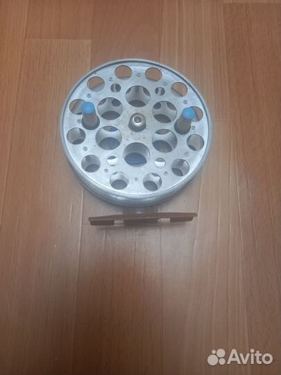 Катушка рыболовная инерционная