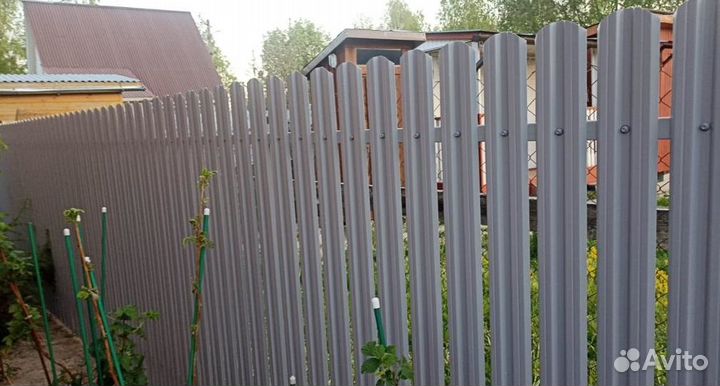 Забор из евроштакетника качественно работа по дого