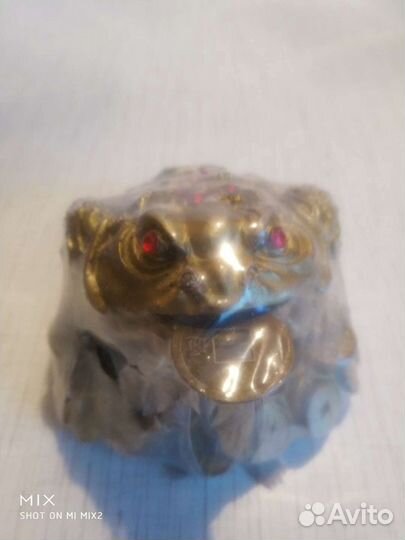 Денежная лягушка с монеткой, Первобытная женщина