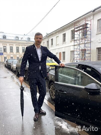 Водитель на своем авто бизнес класса