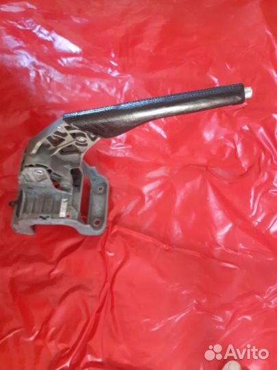 Рычаг ручника volkswagen touran 2011год