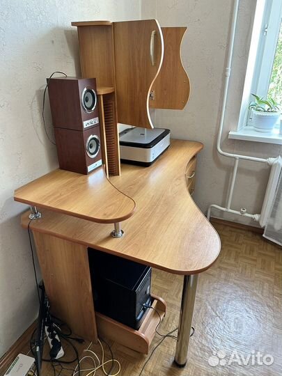 Компьютерный письменный стол в офис в детскую