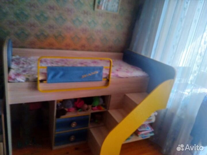 Кровать двухьярусная