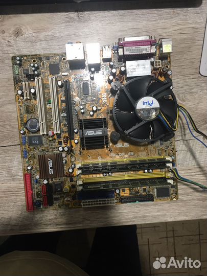 Материнская плата с процессором и памятью