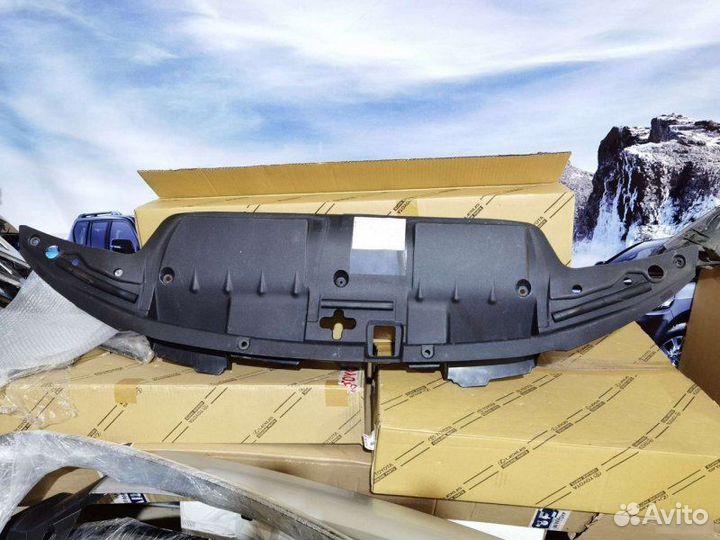 Накладка замка капота Toyota Land Cruiser 200