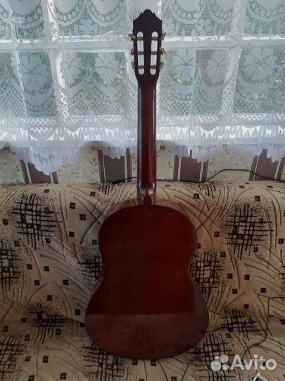 Классическая гитара с металическими струнами