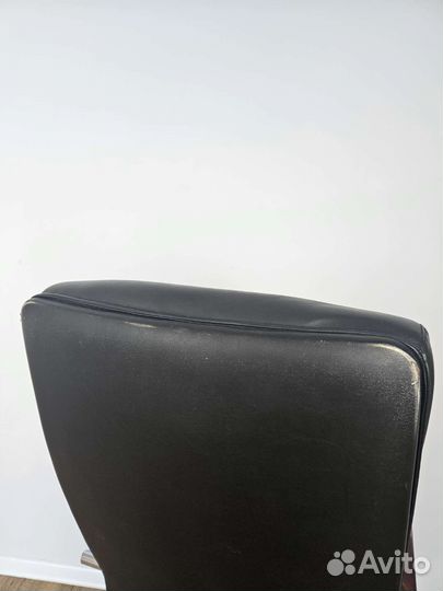 Офисное кожаное кресло руководителя