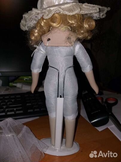 Кукла фарфоровая на подставке