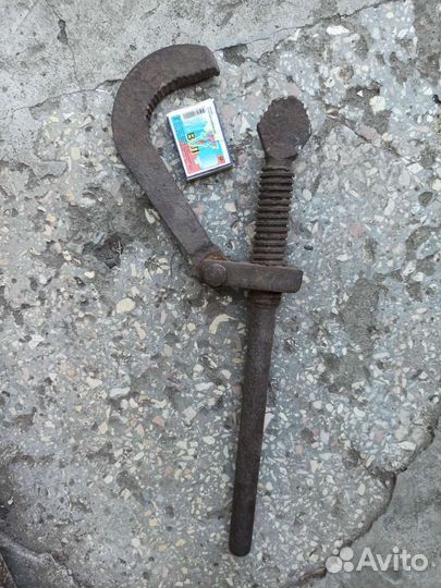 Разводной трубный ключ старинный