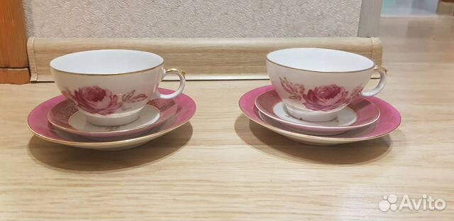 Две чашки с блюдцем + десертная тарелка и столовая