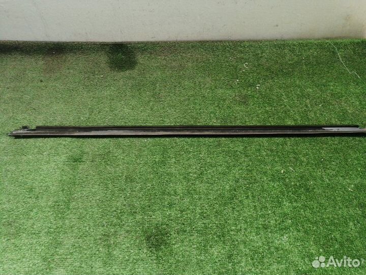 Уплотнитель стекла двери передний правый Nissan