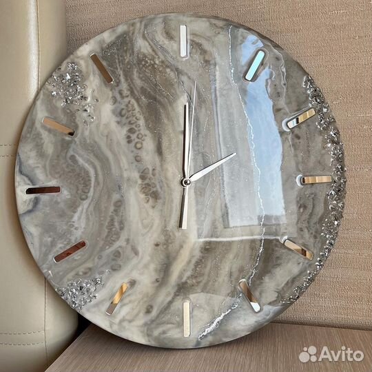 Часы из смолы