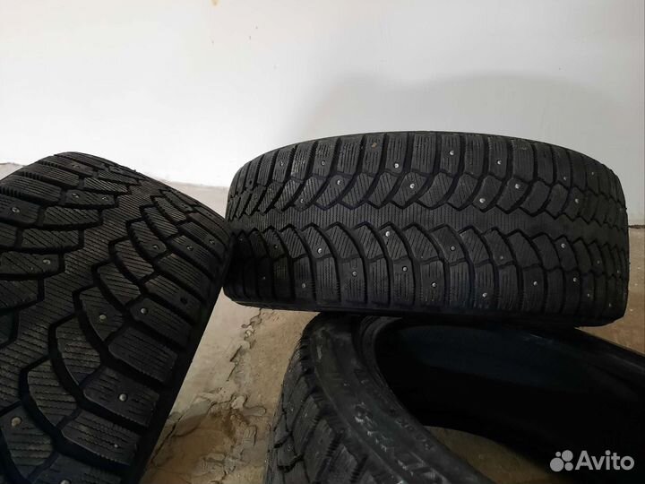 Bridgestone Blizzak Spike-01 215/45 R17 87T