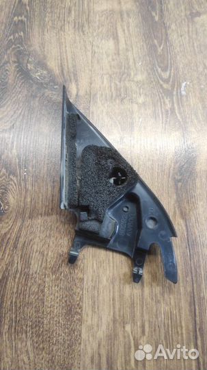 Накладка крепления зеркала передняя правая Nissan