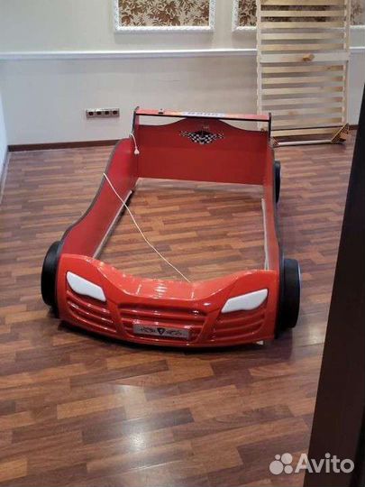 Детская кровать машина