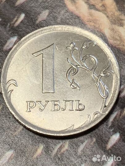 Монета 1 рубль (заводской брак)