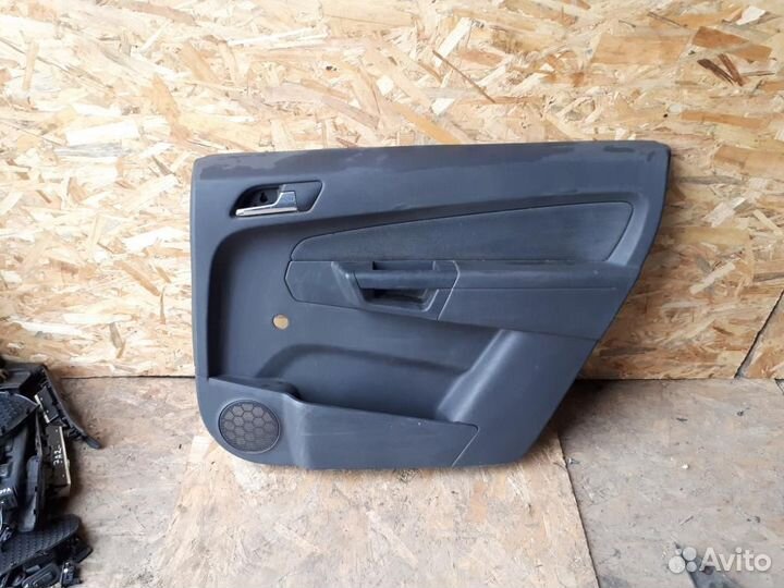 Обшивка двери задней правой Opel Zafira B 2005-20