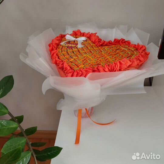 Букет Валентинка из жевачек Love is на 14 февраля
