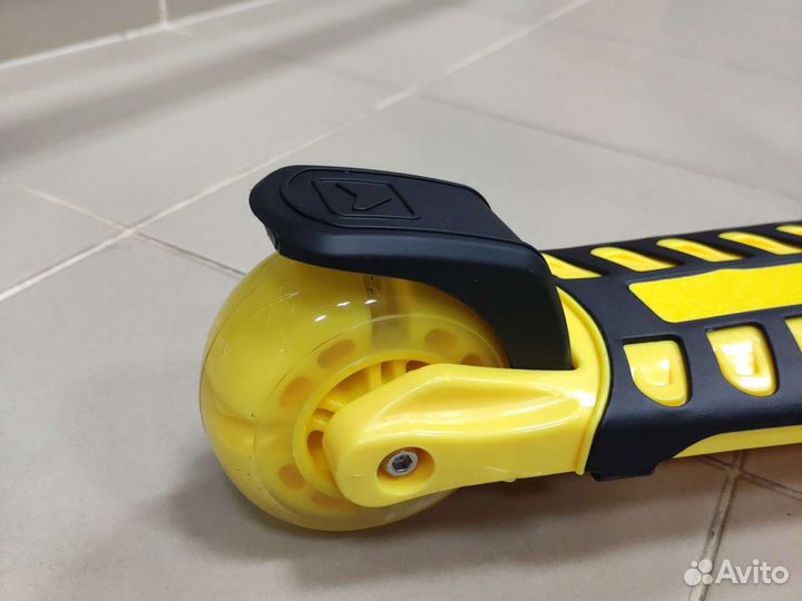 Самокат трехколесный TT Lambo желтый