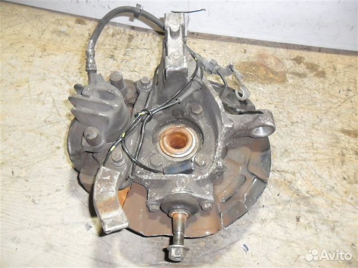 Ступица (кулак, цапфа) передняя правая Volvo V70