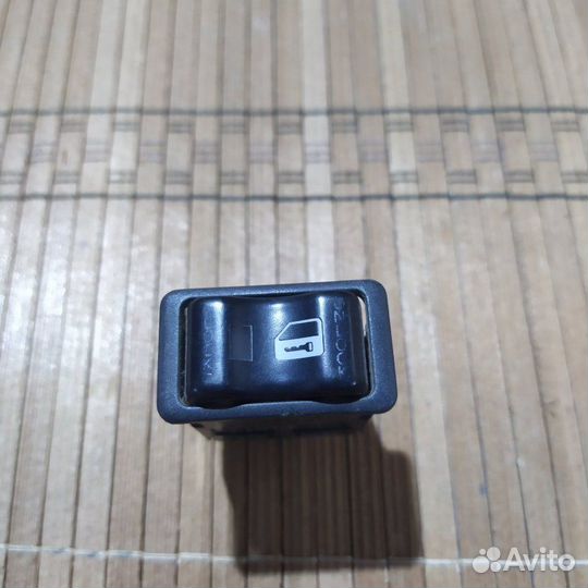 Кнопка открытия двери Nissan Primera P 12 1 2002