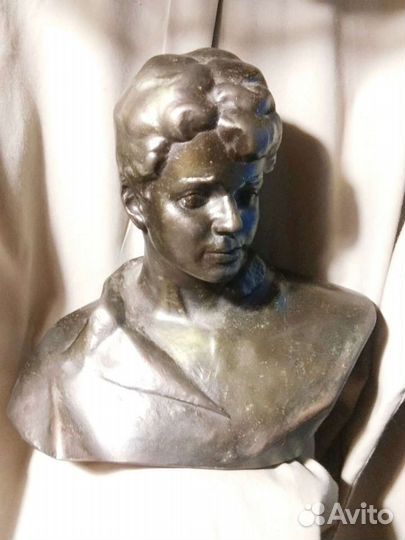 Бюсты Есенина