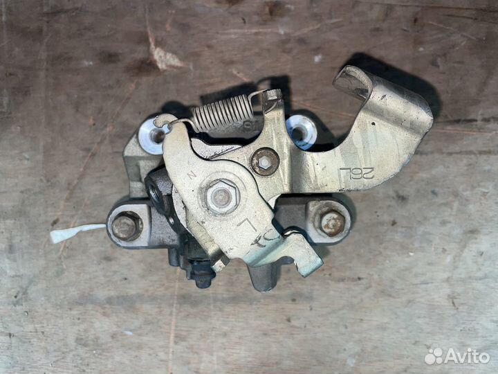 Суппорт задний левый Toyota Prius 30