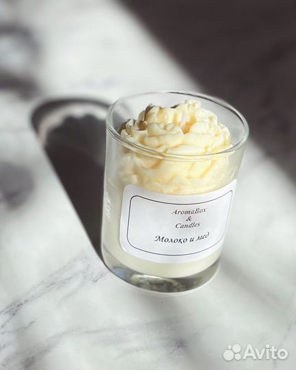 Свеча в стакане с цветком пион