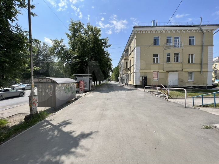 Помещение напротив остановки, на первом этаже 61,2