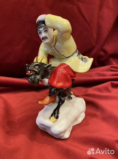 Статуэтка фарфоровая лфз Вакула на черте