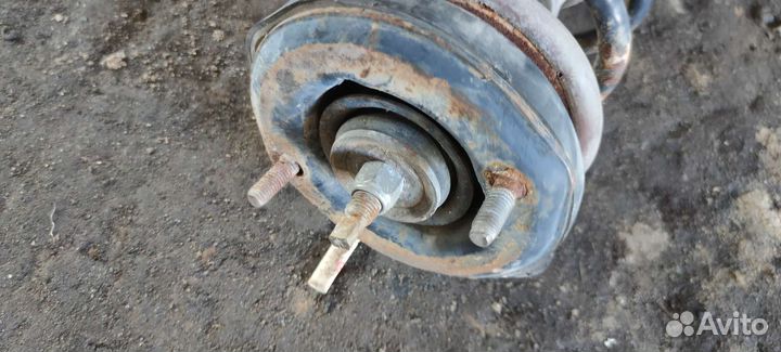 Стойки Nissan блюберд U14 562102J002