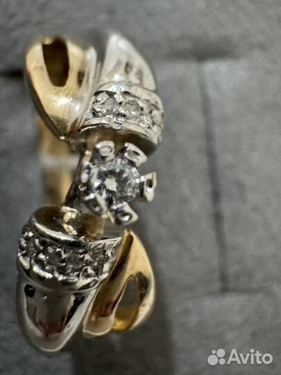 Золотое кольцо с бриллиантом