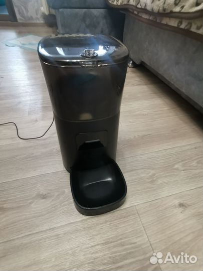 Автоматическая кормушка для кошек и собак