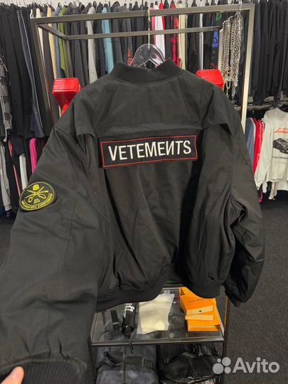 Бомбер Vetements police оверсайз шоу-рум