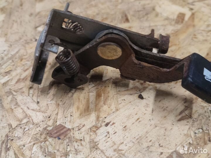 Киа Авелла ручка открывания крышки багажника бака