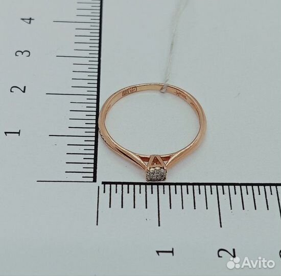 Кольцо с природным камнем Золото