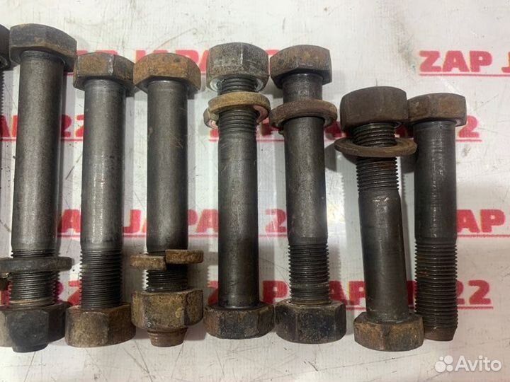 Болты подвески задние Mitsubishi Delica PE8W 4M40