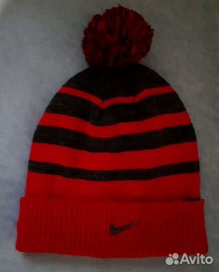 Шапка черная и шапка найк