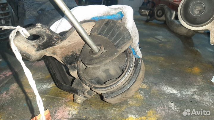 Подушка двигателя на Toyota Sprinter Carib AE111G