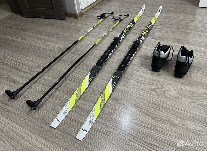 Продаю комплект детских лыж с ботинками и палками