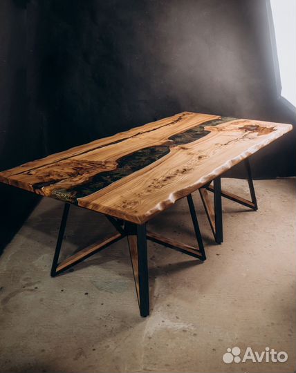 Кухонный стол с шишками и мхом