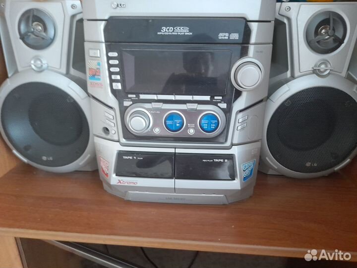 Продаю б/у музыкальный центр (дека не крутит)