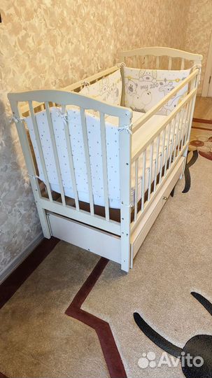 Детская кроватка с поперечным маятником