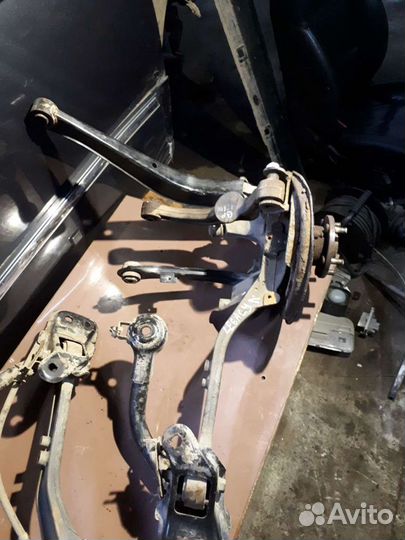 Кулак задний левый правый Subaru legacy