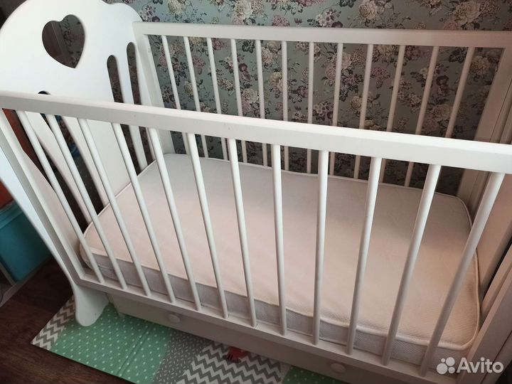 Детская кроватка с маятником и ящиком