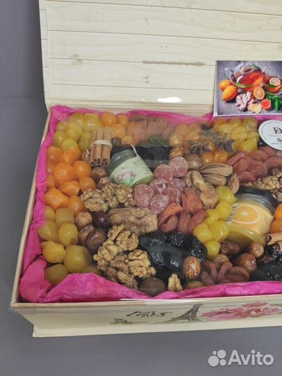 Подарочный бокс из сухофруктов, орехов и меда