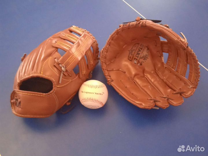 Бейсбольные перчатки и мяч