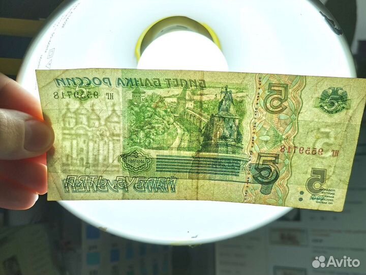 Купюры 1000 и 5 Россия