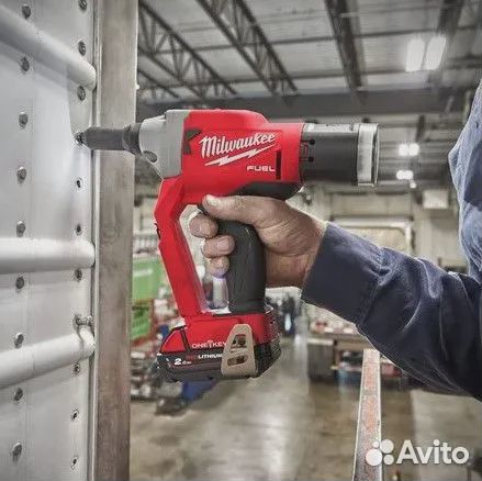 Заклепочник Milwaukee M18 fuel onefprt-202X