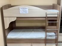 Двухъярусная кровать с лестницей и матрасами